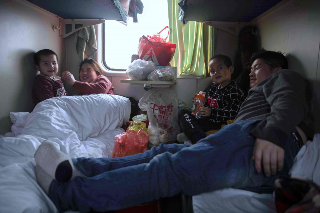 Salah satu keluarga dalam gerbong kereta api yang bersiap berangkat. Imlek merupakan ritual tahunan yang wajib dirayakan bersama keluarga besar.