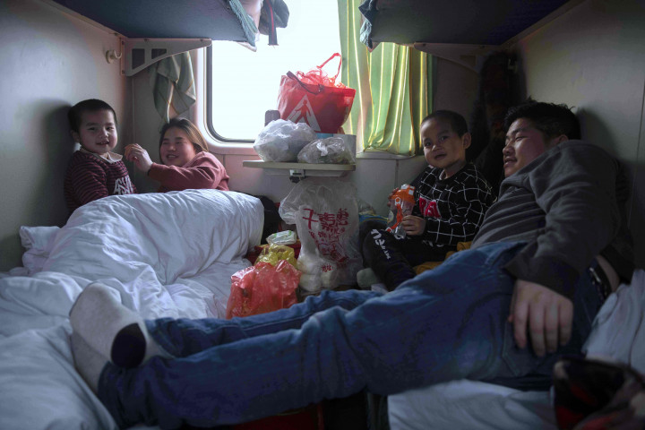 Salah satu keluarga dalam gerbong kereta api yang bersiap berangkat. Imlek merupakan ritual tahunan yang wajib dirayakan bersama keluarga besar.