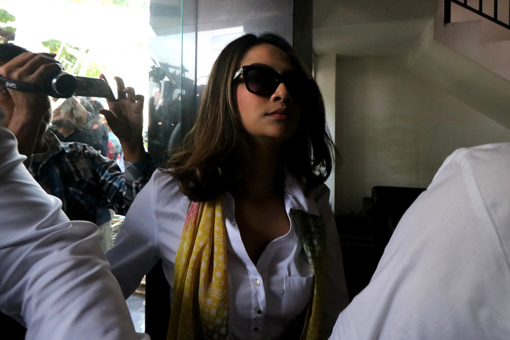 Artis berinisial VA berjalan masuk ke ruangan pemeriksaan di Gedung Subdit Siber Ditreskrimsus Polda Jawa Timur, Surabaya, Jawa Timur. Antara Foto/Didik Suhartono
