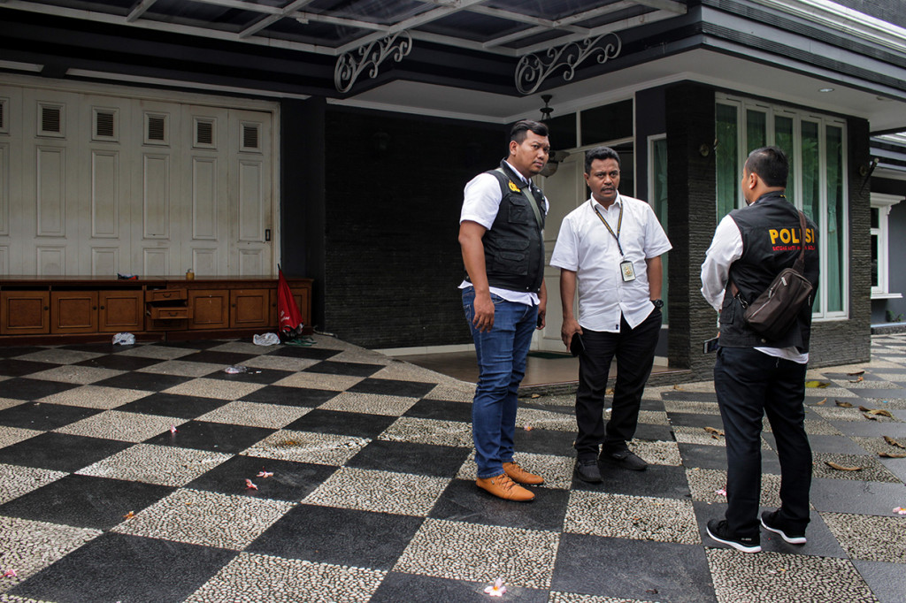 Satgas menggeledah dua kantor PSSI sekaligus. Pertama di FX Sudirman yang menjadi kantor baru federasi, dan yang kedua menggeledah sebuah rumah di kawasan Kemang, Jakarta Selatan, kantor lama PSSI.