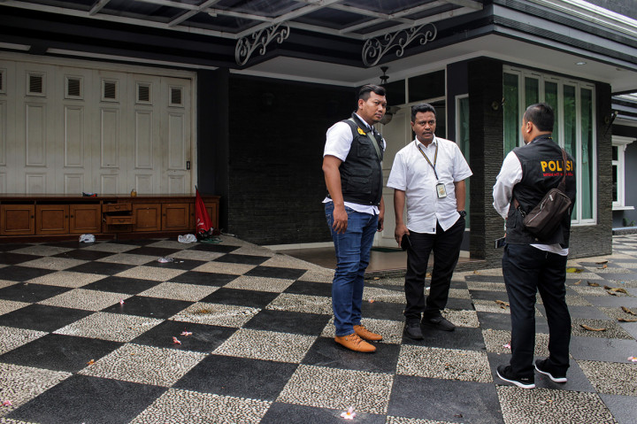 Satgas menggeledah dua kantor PSSI sekaligus. Pertama di FX Sudirman yang menjadi kantor baru federasi, dan yang kedua menggeledah sebuah rumah di kawasan Kemang, Jakarta Selatan, kantor lama PSSI.