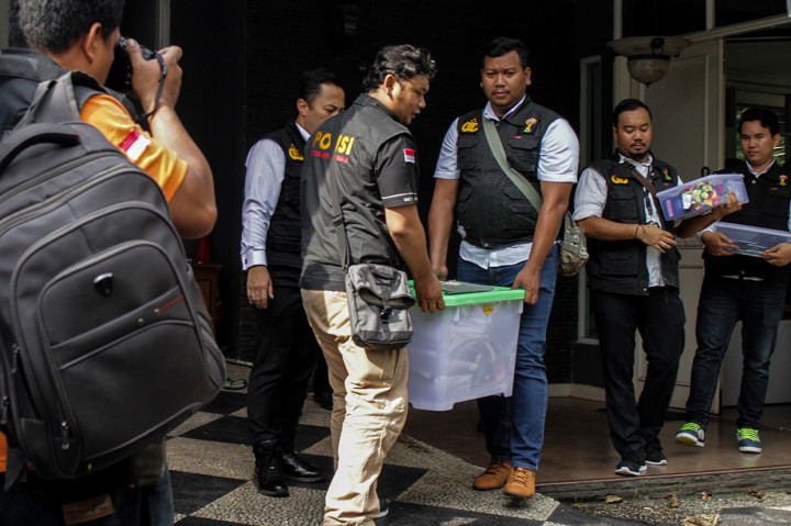 Satgas Anti Mafia Bola membawa barang bukti setelah melakukan penggeledahan terkait kasus pengaturan skor di depan Kantor PSSI lama, Kemang, Jakarta.