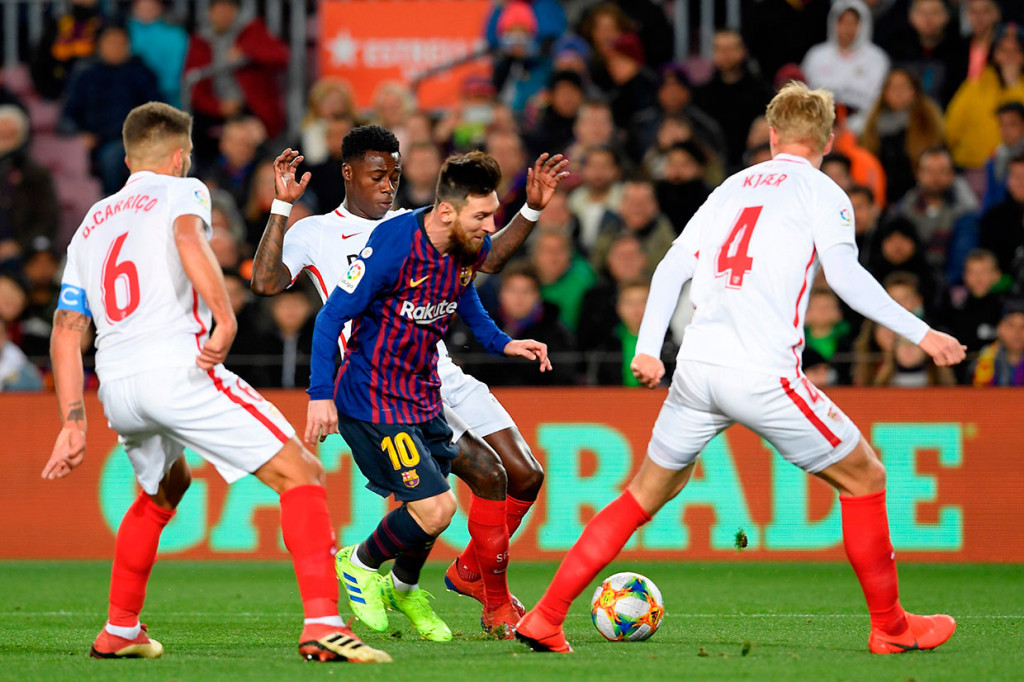 Pada menit ke-13 tuan rumah mendapat hadiah penalti setelah Lionel Messi dilanggar Quincy Promes di kotak terlarang.