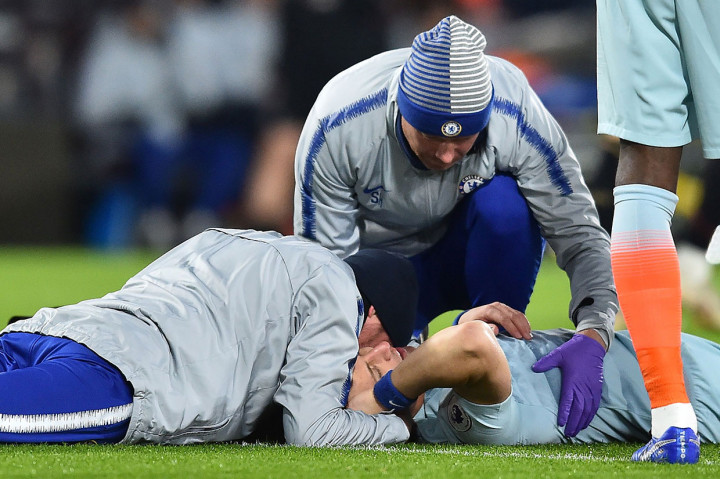 Di awal babak pertama pemain belakang Chelsea David Luiz harus mendapat perawatan setelah terkena bola di kepala hasil tendangan keras pemain Bournemouth.