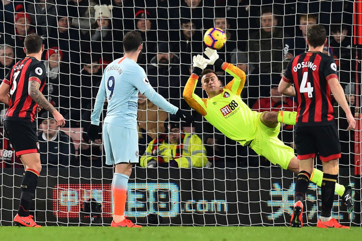 Chelsea sebenarnya mendominasi laga pertama, namun tetap kesulitan mencetak gol karena rapatnya pertahanan tuan rumah dan kecemerlangan penjaga gawang Artur Boruc.