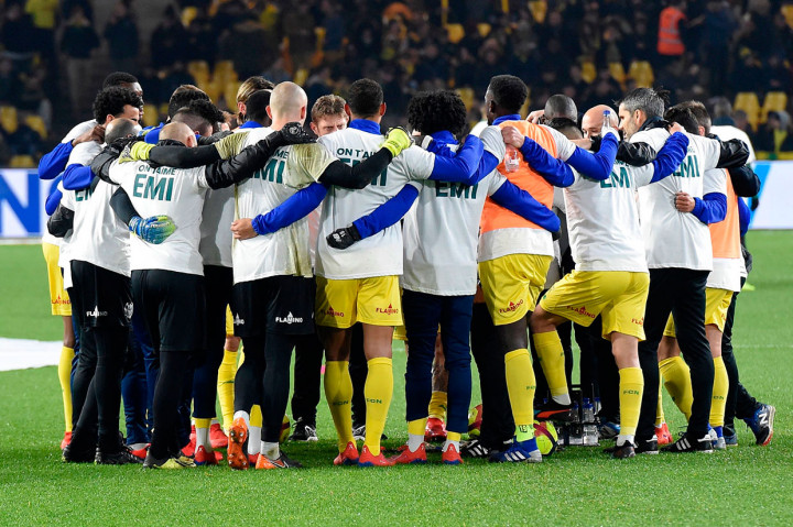 Para pemain dari kedua tim menggunakan kaos dengan foto Sala yang disertai tulisan 