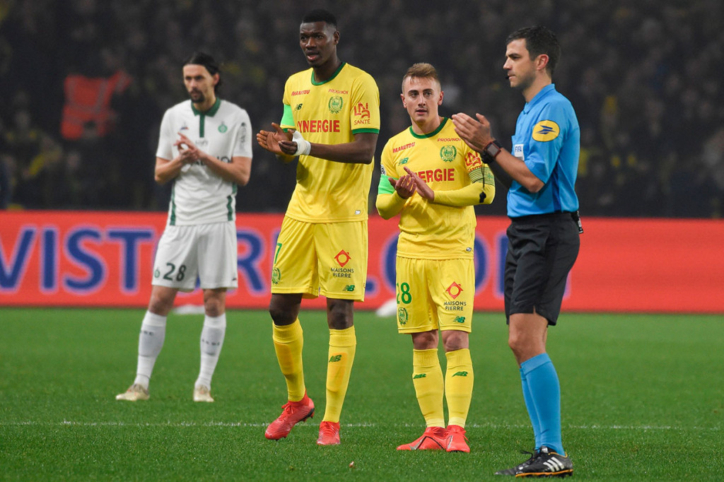 Pada menit kesembilan, pertandingan sengaja dihentikan ketika para pemain dan penonton memberikan aplaus selama satu menit untuk Sala, membuat pelatih Vahid Halilhodzic tidak kuasa menahan air mata.