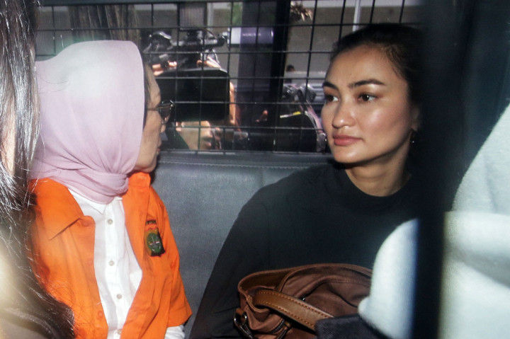 Tersangka dugaan penyebaran berita bohong Ratna Sarumpaet didampingi anaknya Atiqah Hasiholan berada di mobil tahanan untuk menuju Kejaksaan Negeri Jakarta Selatan. Antara Foto/Rivan Awal Lingga