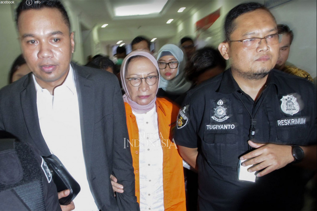 Tersangka dugaan penyebaran berita bohong atau hoaks Ratna Sarumpaet digiring menuju mobil tahanan saat proses pelimpahan berkas di Polda Metro Jaya, Jakarta, Kamis, 31 Januari 2019. MI/Pius Erlangga