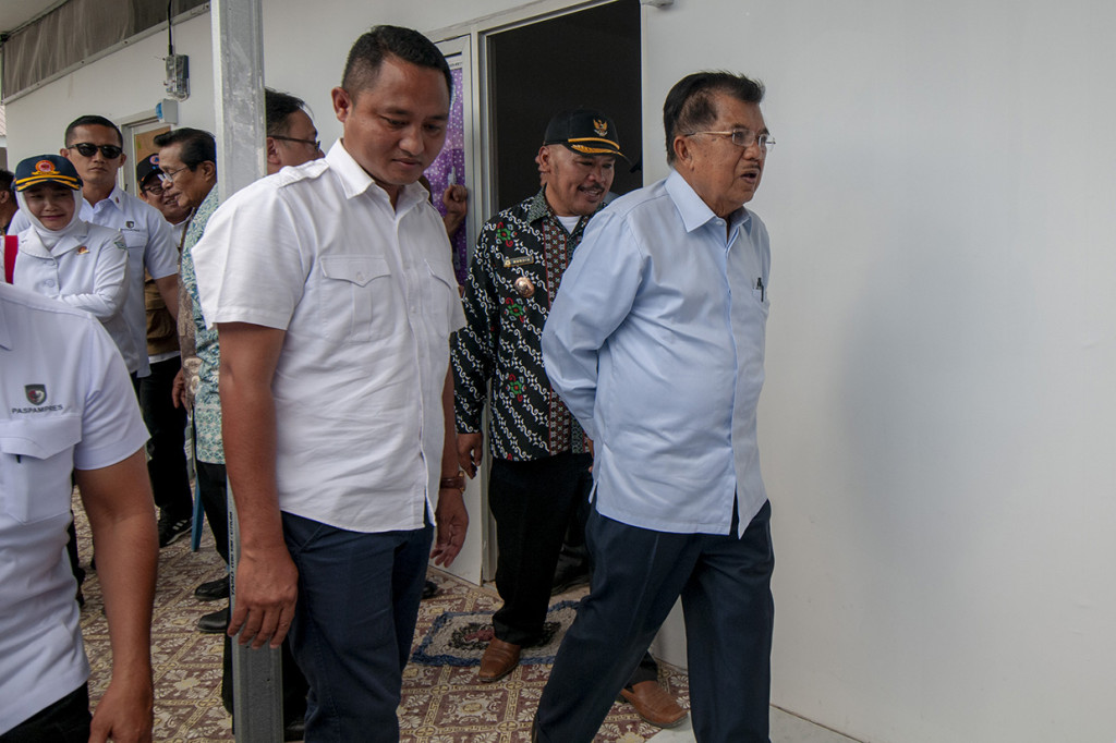 JK tampak berkeliling melihat kondisi huntara, antara lain dapur, tempat mencuci dan WC.