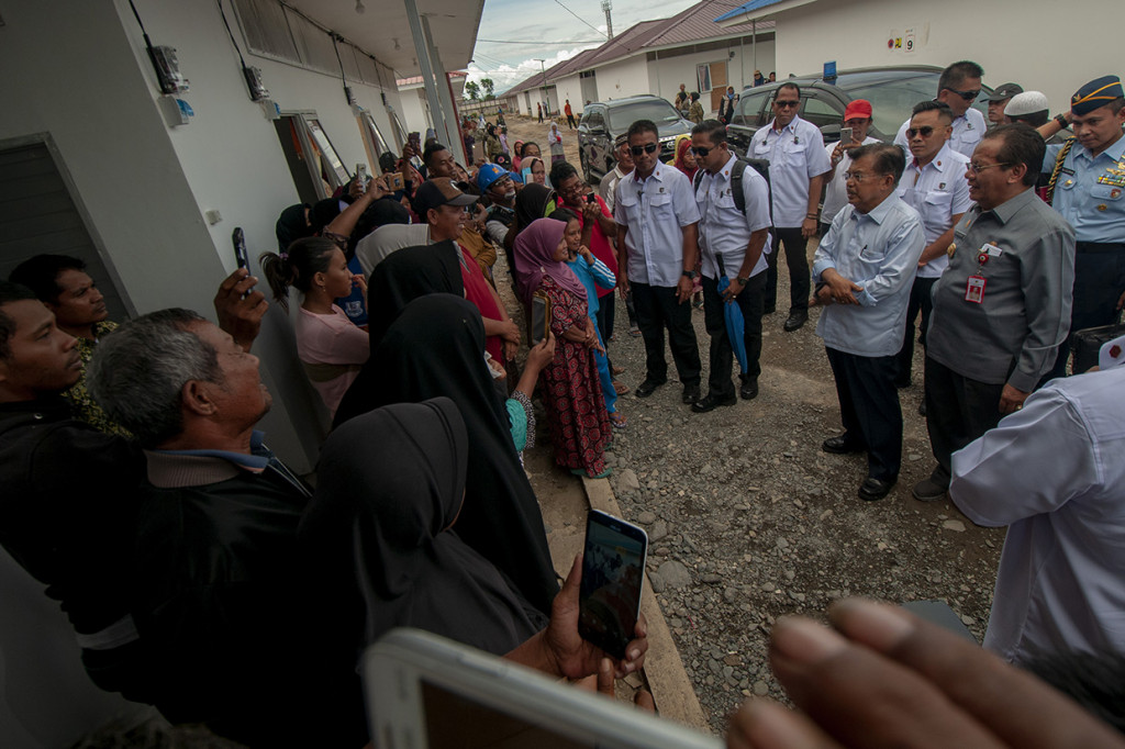 Wapres Jusuf Kalla meninjau huntara pengungsi korban gempa Sulteng didampingi Menteri PUPR Basuki Hadimuljono dan Gubernur Sulteng Longki Djanggola.
