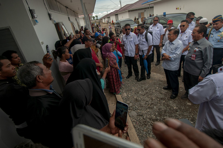 Wapres Jusuf Kalla meninjau huntara pengungsi korban gempa Sulteng didampingi Menteri PUPR Basuki Hadimuljono dan Gubernur Sulteng Longki Djanggola.