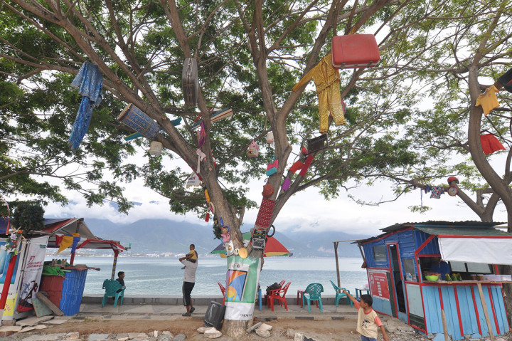 Berbagai barang bekas yang terbawa gelombang tsunami dikumpulkan dan dipasang pemilik usaha di lokasi usaha mereka di Pantai Talise, Palu, Sulawesi Tengah. Para pelaku usaha di kawasan tersebut kembali membuka usahanya dengan memanfaatkan barang bekas sisa terjangan tsunami untuk menarik pengunjung. Antara Foto/Mohamad Hamzah
