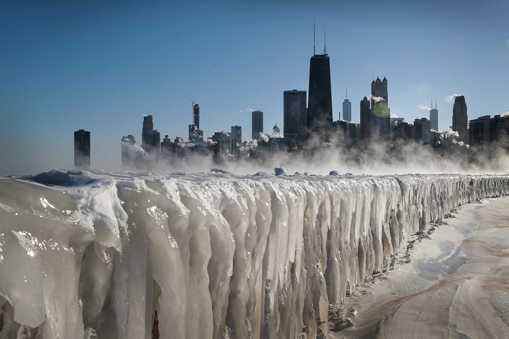 Di Kota Chicago, temperatur mencapai minus 30 derajat Celsius, sehingga membuat sejumlah sungai membeku. Bahkan, temperatur di sebuah kota kecil di Negara Bagian North Dakota menyentuh minus 54 derajat Celsius. Afp Photo/Scott Olson