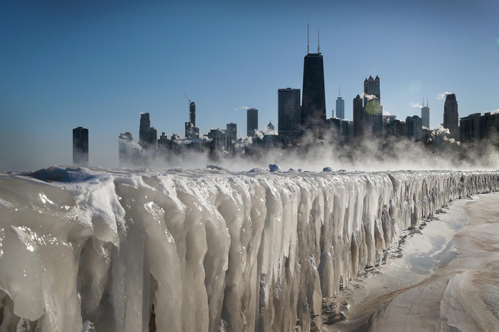 Di Kota Chicago, temperatur mencapai minus 30 derajat Celsius, sehingga membuat sejumlah sungai membeku. Bahkan, temperatur di sebuah kota kecil di Negara Bagian North Dakota menyentuh minus 54 derajat Celsius. Afp Photo/Scott Olson