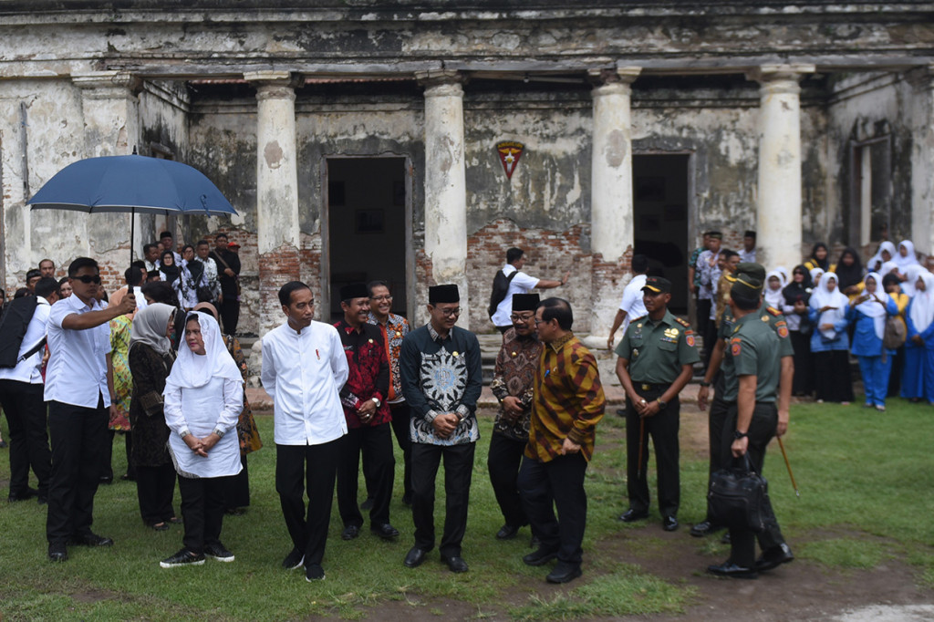 Presiden Joko Widodo (ketiga kiri) bersama Ibu Negara Iriana Joko Widodo (kedua kiri) mengunjungi Benteng Van Den Bosch di Ngawi, Jawa Timur. Jokowi didampingi Gubernur Jawa Timur Soekarwo dan Sekretaris Kabinet Pramono Anung. 