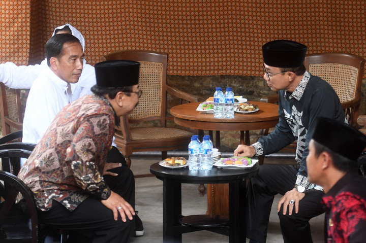 Presiden Joko Widodo dan rombongan juga sempat ngopi di Kantin Bu Bambang, Benteng Pendem Van Den Bosch.
