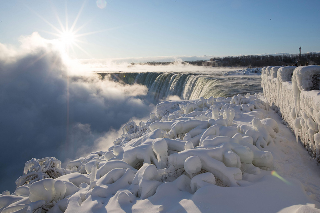 Cuaca ekstrem membuat sebagian Air Terjun Niagara membeku. Afp Photo/Lars Hagberg