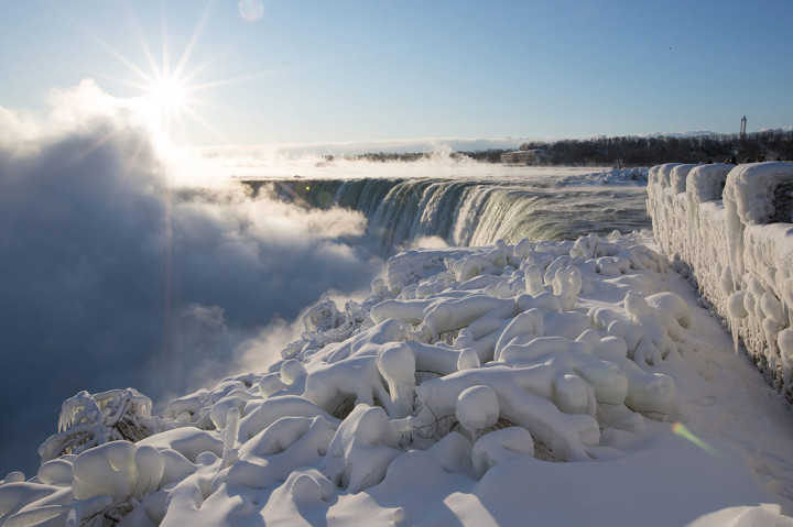 Cuaca ekstrem membuat sebagian Air Terjun Niagara membeku. Afp Photo/Lars Hagberg