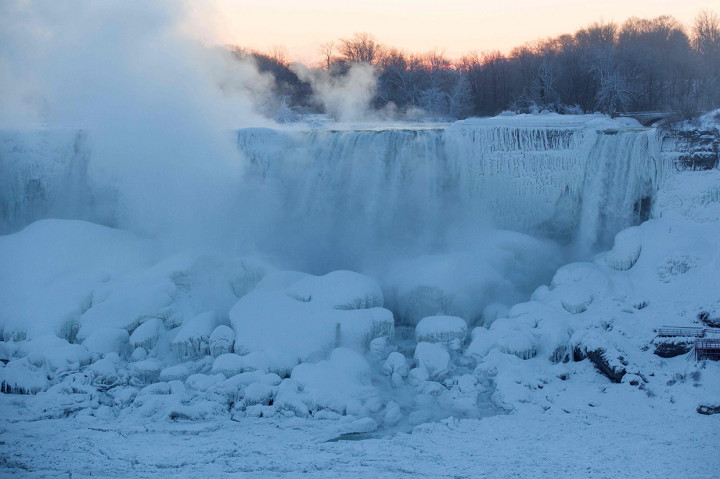 Cuaca dingin yang ekstrem membuat uap naik dari perairan Danau Michigan, Amerika Serikat. Uap itu merupakan hasil dari udara yang sangat dingin menembus air hangat di danau. Afp Photo/Lars Hagberg