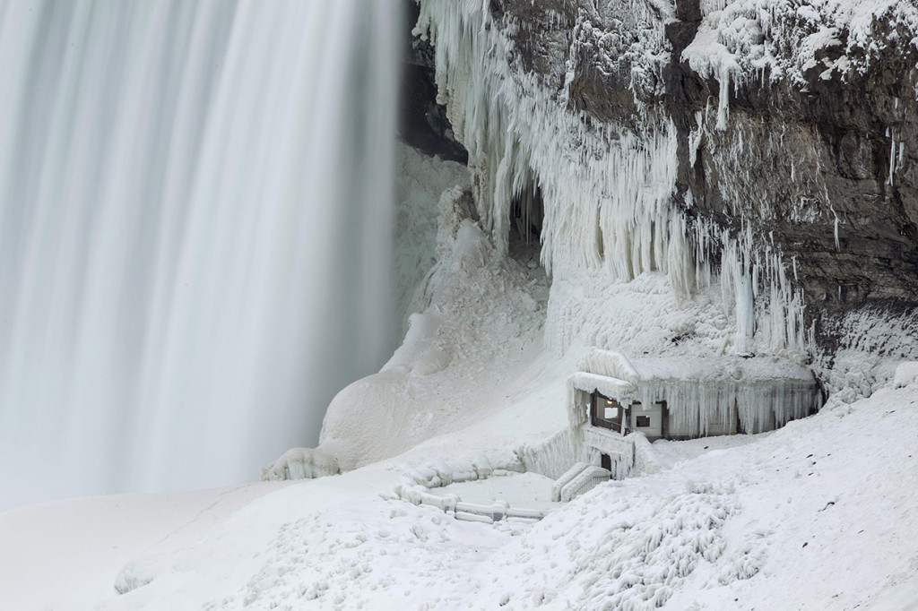 Fenomena alam yang tak biasa itu menjadikan pemandangan di sekitar Air Terjun Niagara menakjubkan, seperti lokasi set film animasi Disney, Frozen. Afp Photo/Geoff Robins
