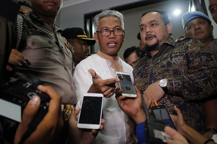 Buni Yani keluar dari Kejari Depok sekitar pukul 20.20 WIB dan langsung memasuki mobil tahanan Kejari Kota Depok untuk menuju Lapas Gunung Sindur, Kabupaten Bogor.  MI/Bary Fathahilah 