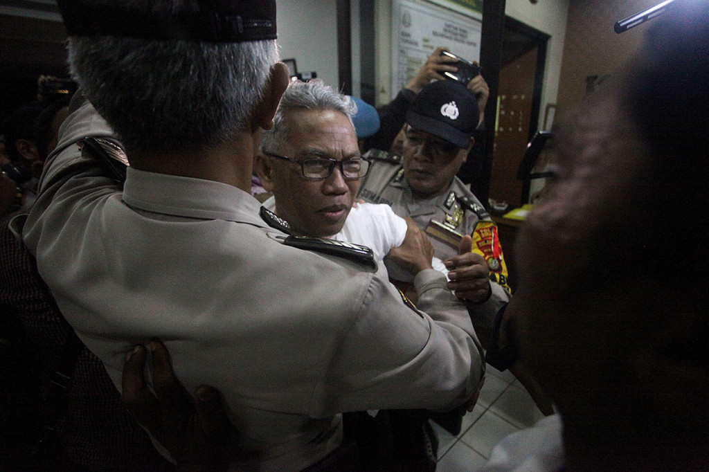 Buni Yani divonis 18 bulan penjara oleh Pengadilan Negeri Bandung. Buni Yani dinyatakan bersalah melanggar Pasal 32 UU ITE. Kasus yang menjerat Buni Yani bermula saat dia mengunggah potongan video Basuki Tjahaja Purnama alias Ahok ketika masih menjabat Gubernur DKI Jakarta. MA menolak perbaikan kasasi dari Buni Yani dengan nomor berkas pengajuan perkara W11.U1/2226/HN.02.02/IV/2018 sejak 26 November 2018. Antara Foto/Kahfie Kamaru