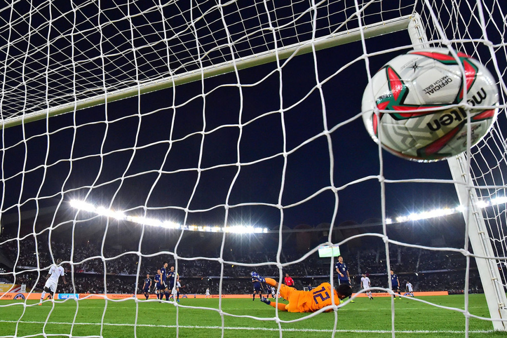 Qatar memperbesar keunggulan mereka pada menit ke-26 lewat tendangan keras Abdulaziz Hatem dari luar kotak penalti.