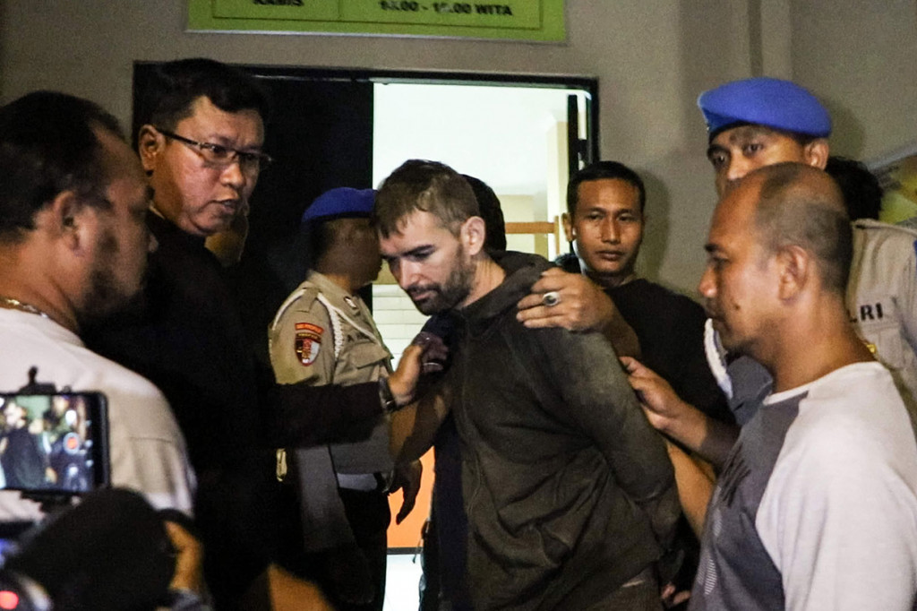 WN Prancis penyelundup narkoba Dorfin Felix langsung digiring ke Mapolda NTB dan dibawa ke ruang Divisi Propam untuk menjalani pemeriksaan, usai dilakukan penangkapan. AFP Photo/Pikong