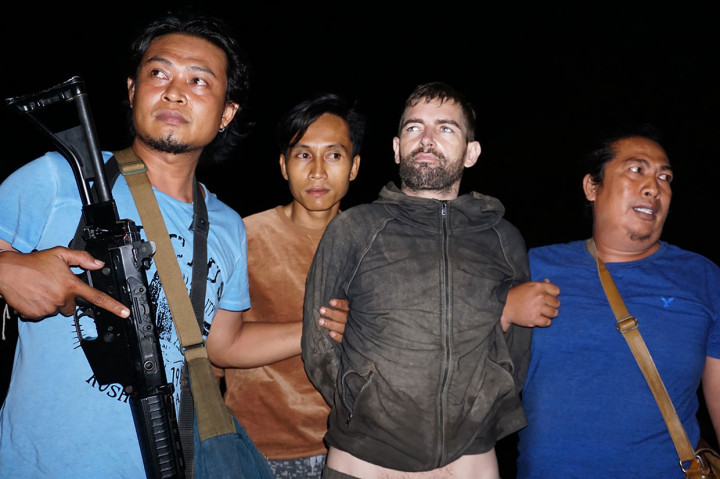 Sebelumnya, Dorfin yang diketahui hanya seorang diri tinggal dalam kamar tahanan narkoba di lantai dua kabur pada Minggu, 20 Januari malam. Dorfin kabur lewat lubang jendela kamar tahanan yang jerujinya sudah dipotong. Dia kemudian turun menggunakan sambungan kain yang menjuntai hingga ke lantai bawah. Antara Foto/Dhimas B. Pratama