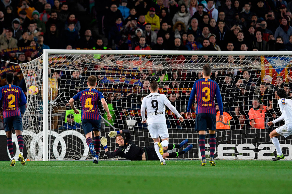 Tim tamu memperbesar keunggulan mereka lewat tendangan penalti Dani Parejo pada menit 32, menyusul pelanggaran Sergi Roberto terhadap Daniel Wass di kotak terlarang.