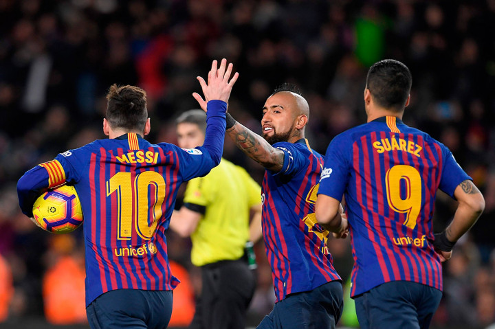 Messi melakukan selebrasi bersama Arturo Vidal dan Luis Suarez.