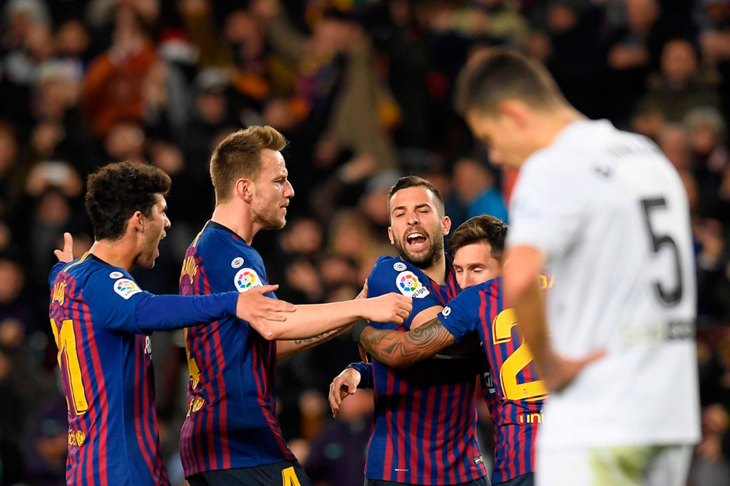 La Pulga melakukan selebrasi bersama rekan-rekan setimnya.