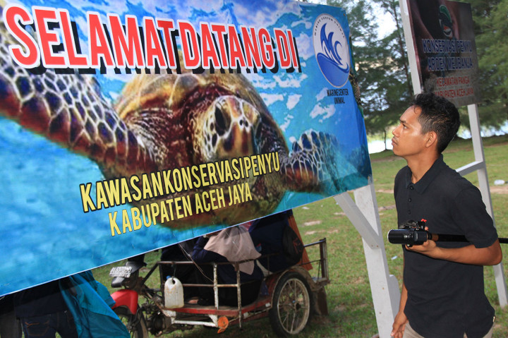 Kawasan Konservasi Penyu Aroen Meubanja yang berdiri sejak 2012 dengan moto 'Asoe Laot Yang Kamoe Pinjam Beuna Sisa Keu Aneuk Cuco' (Isi laut yang kami pinjam supaya tersisa untuk anak cucu) tersebut bermula dari inisiatif kepedulian pemuda dan warga setempat terhadap keberlangsungan dan kelestarian habitat penyu.