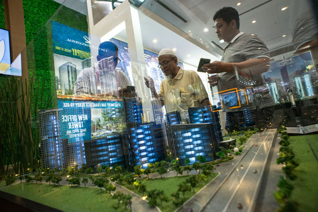 Pengunjung mendapat penjelasan mengenai sistem pembelian properti pada Indonesia Property Expo (IPEX) 2019 di Jakarta Convention Centre (JCC), Jakarta, Minggu, 3 Februari 2019. 