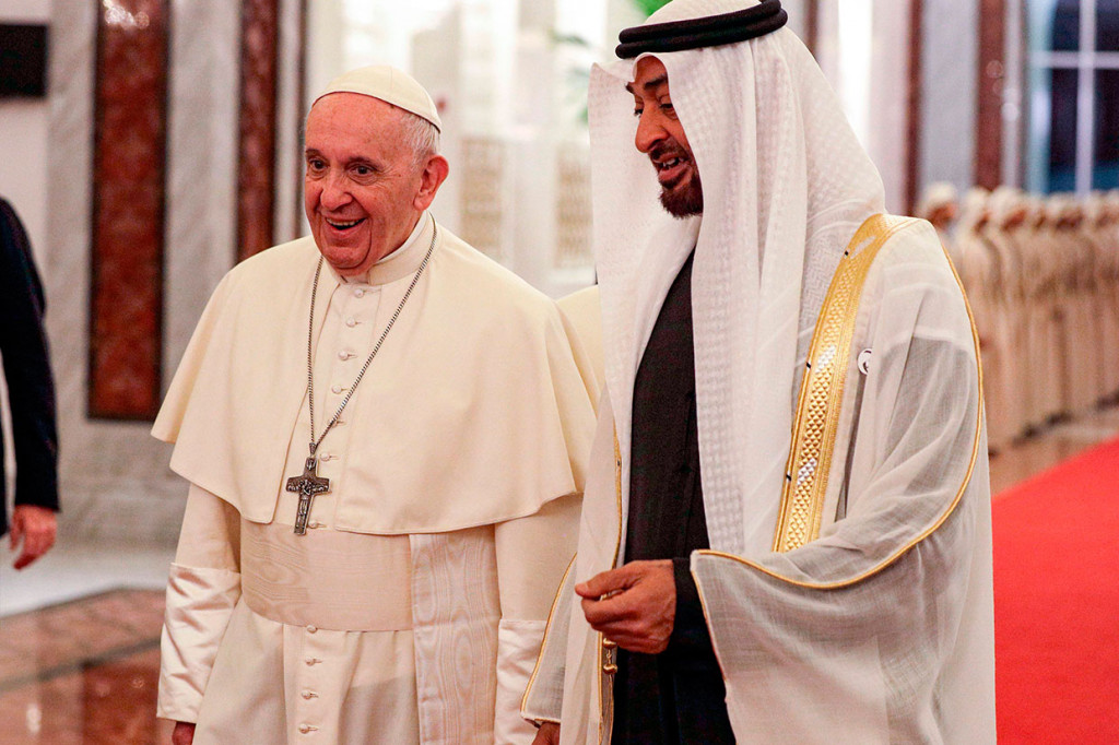 Paus Fransiskus tiba di Bandara Internasional Abu Dhabi, Minggu, 3 Februari 2019 waktu setempat, dan disambut oleh Pangeran Mahkota Abu Dhabi Sheikh Mohammed bin Zayed.