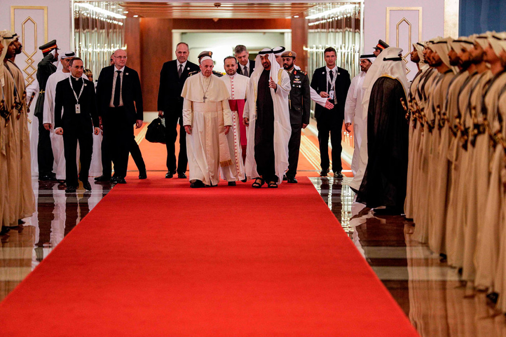 Paus akan mengambil bagian dalam konferensi antaragama bersama Sheikh Ahmed al-Tayeb, imam Al-Azhar Kairo, pada Senin, 4 Februari. Beberapa jam sebelum terbang kembali ke Roma pada Selasa, 5 Februari, dia akan memimpin misa di sebuah stadion di Abu Dhabi - yang ditetapkan sebagai pertemuan terbesar di UEA.