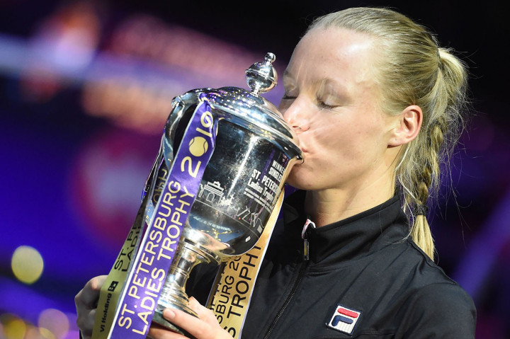 Kiki Bertens menciup trofi turnamen St Petersburg Ladies yang baru saja dia raih di The Sibur Arena, Sant Petersburg, Minggu, 3 Februari 2019 waktu setempat.