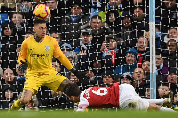 Arsenal kemudian merespons dan menyamakan kedudukan pada menit ke-11 lewat sundulan Laurent Koscielny setelah meneruskan umpan Nacho Monreal dengan kepala.