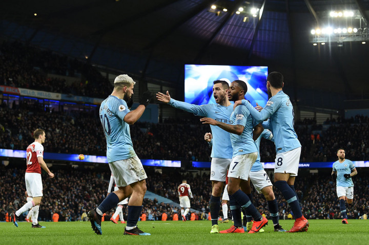 Aguero melakukan selebrasi bersama rekan-rekan setimnya.