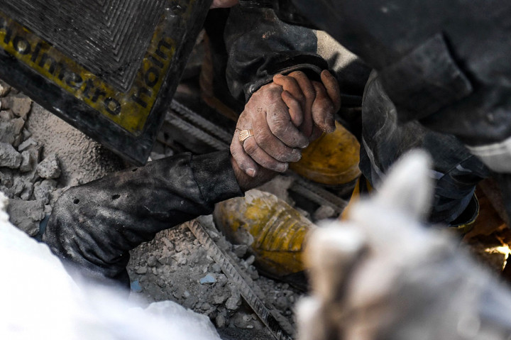 Petugas berusaha mengevakuasi salah satu korban yang tertimpa bangunan yang rusak akibat perang di Distrik Salah al-Din, utara Kota Aleppo, Suriah, Sabtu, 2 Februari waktu setempat.