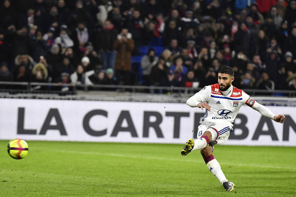 Lyon justru berbalik unggul empat menit memasuki babak kedua. Nabil Fekir mengkonversi penalti setelah Thiago Silva melangar Dembele di kotak penalti. 