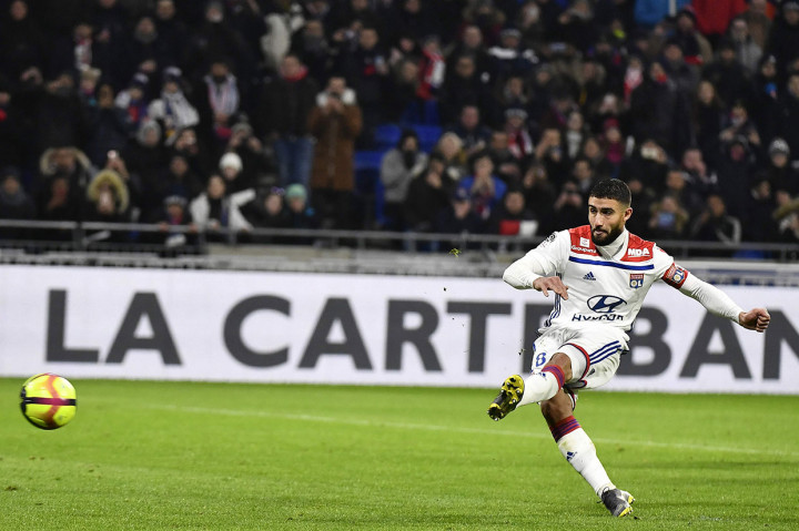 Lyon justru berbalik unggul empat menit memasuki babak kedua. Nabil Fekir mengkonversi penalti setelah Thiago Silva melangar Dembele di kotak penalti. 