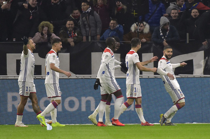 Fekir melakukan selebrasi bersama rekan-rekan setimnya.