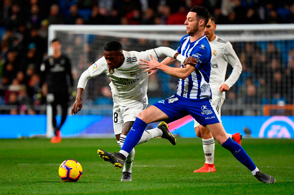 Berstatus sebagai tuan rumah, Real Madrid menguasai pertandingan sejak menit pertama. Namun upaya pasukan Santiago Solari mencetak gol selalu terhenti di hadapan rapatnya pertahanan Alaves.