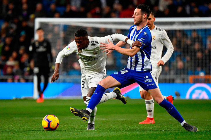 Berstatus sebagai tuan rumah, Real Madrid menguasai pertandingan sejak menit pertama. Namun upaya pasukan Santiago Solari mencetak gol selalu terhenti di hadapan rapatnya pertahanan Alaves.