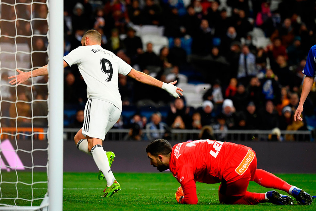 Karim Benzema akhirnya berhasil membuka keunggulan untuk timnya, gol keenamnya dalam empat pertandingan. Striker asal Prancis itu menuntaskan umpan silang bek kiri Sergio Reguilon lewat tendangan jarak dekat pada menit ke-30.