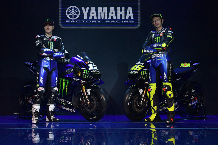 Pembalap MotoGP Valentino Rossi (kanan) dan Maverick Vinales berpose di depan motor YZR-M1 saat peluncuran corak (livery) dan tim Monster Energy Yamaha MotoGP Team di Jakarta, Senin, 4 Februari 2019. 