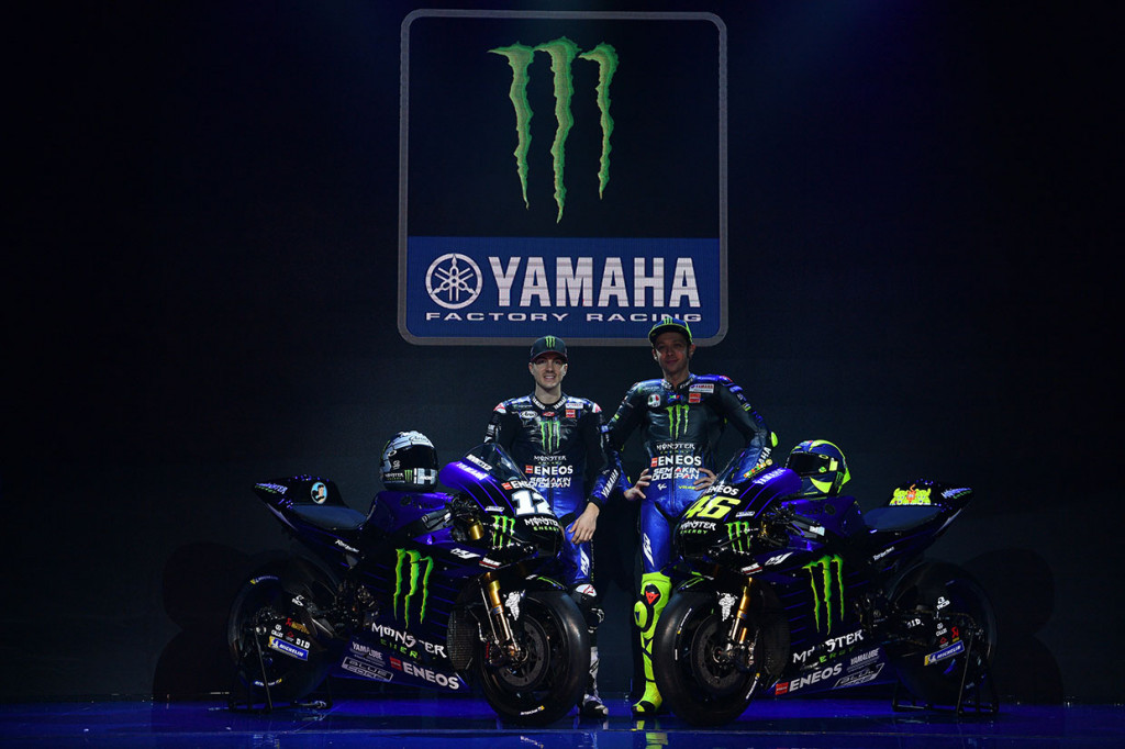 Livery warna motor YZR-M1 benar-benar telah berubah, menggunaan kombinasi Monster Energy black dengan Yamaha Factory Racing blue, serta beberapa garis minimalis berwarna biru menghasilkan gradasi warna yang lebih dinamis pada desain motor yang terlihat ramping.  