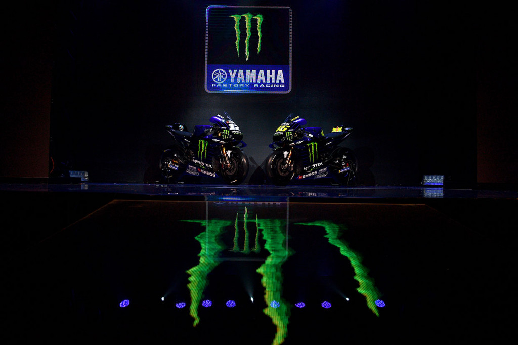 Selain itu, perpaduan sempurna antara nilai estetika Yamaha dengan gambar cakar yang secara mudah dapat langsung dikenali sebagai branding Monster Energy turut tersaji dalam logo baru Monster Energy Yamaha MotoGP Team, termasuk pada perlengkapan tim dan racing suit yang dikenakan oleh Valentino dan Maverick.